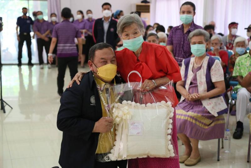 รมว.พม. นำทีมผู้บร�
