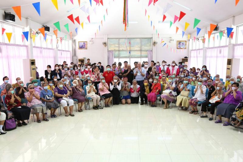 รมว.พม. นำทีมผู้บร�