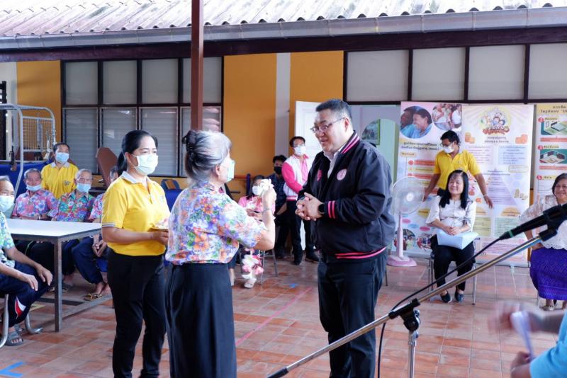 พม. พร้อมคณะ ลงพื้�