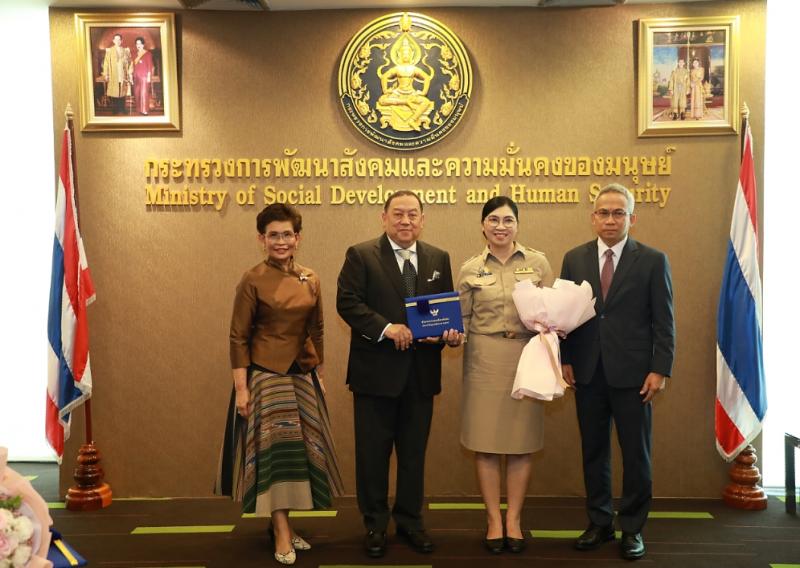 รมว. พม. มอบเกียรติ�
