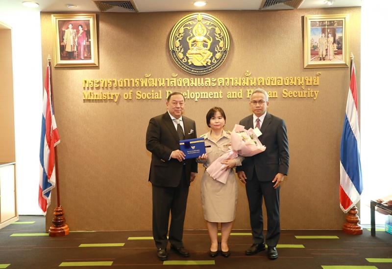 รมว. พม. มอบเกียรติ�