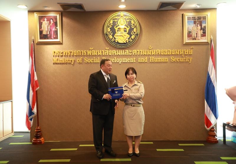 รมว. พม. มอบเกียรติ�