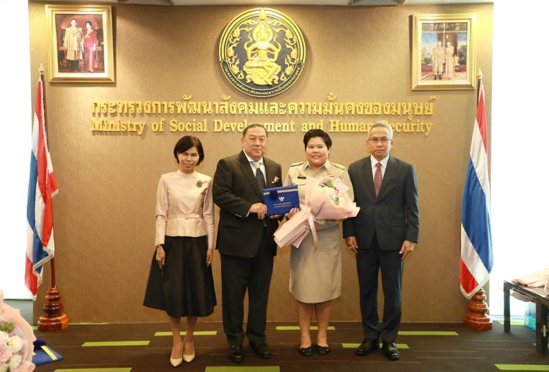 รมว. พม. มอบเกียรติ�