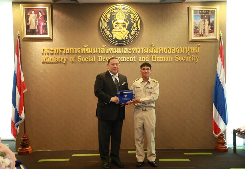 รมว. พม. มอบเกียรติ�