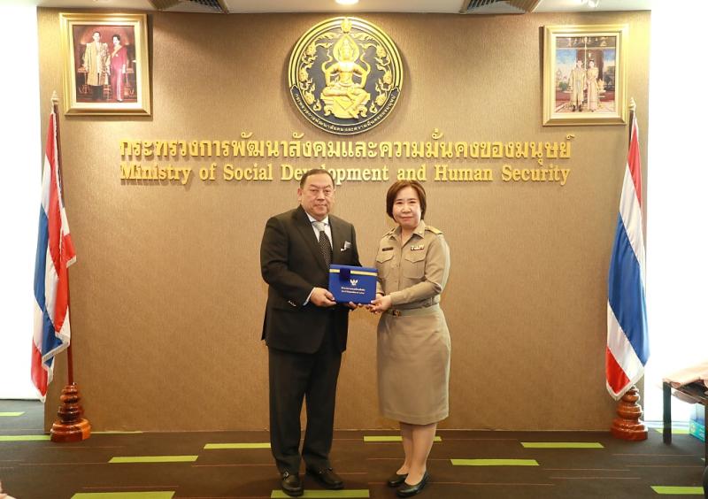 รมว. พม. มอบเกียรติ�