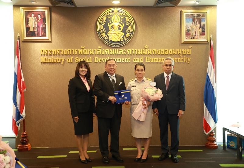 รมว. พม. มอบเกียรติ�