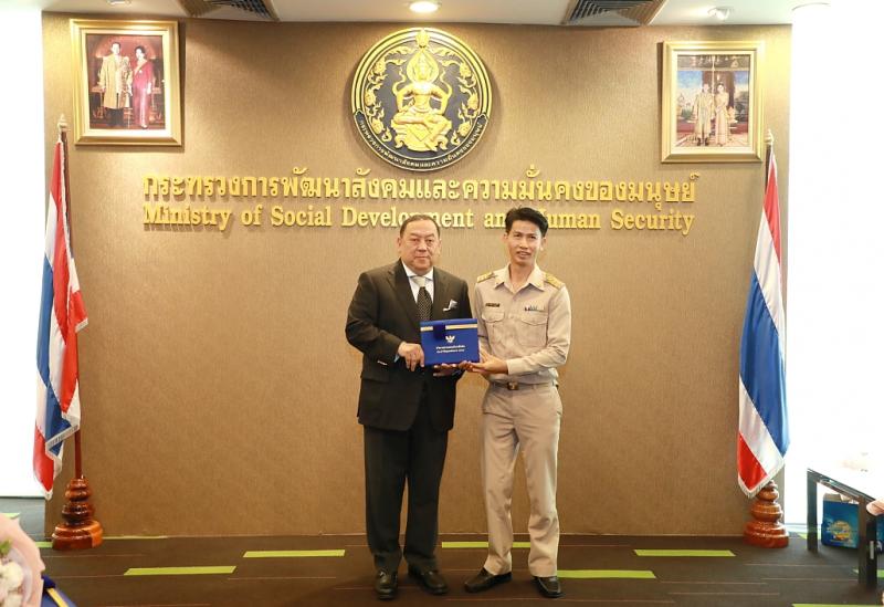 รมว. พม. มอบเกียรติ�