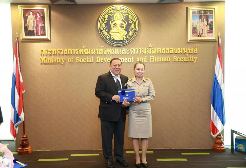 รมว. พม. มอบเกียรติ�