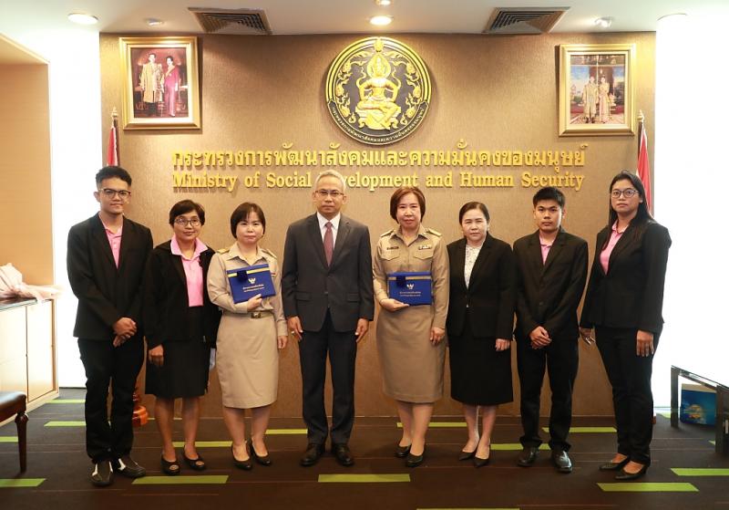 รมว. พม. มอบเกียรติ�