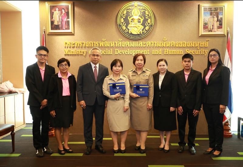 รมว. พม. มอบเกียรติ�