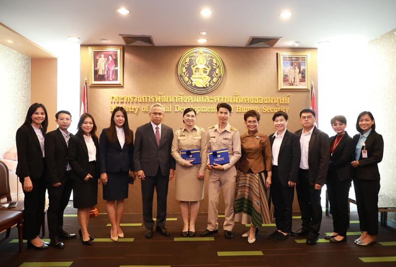 รมว. พม. มอบเกียรติ�