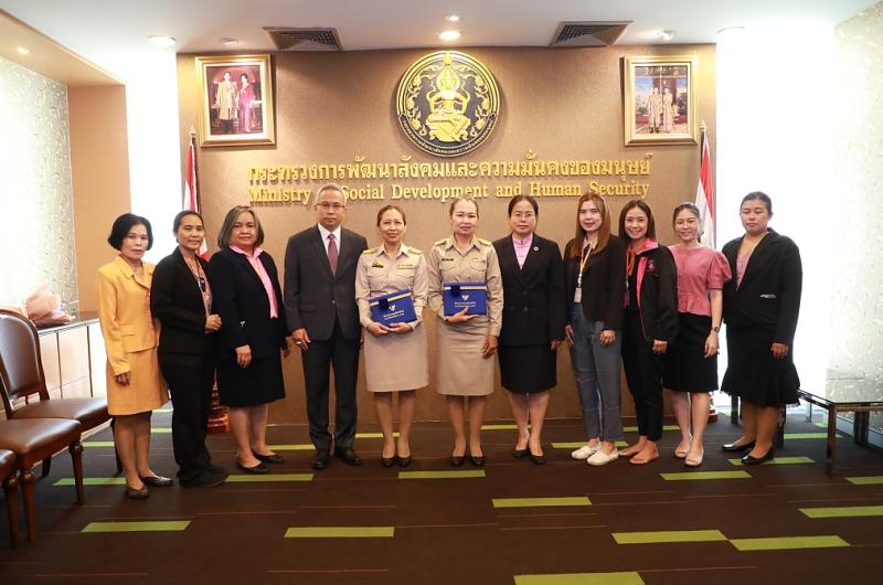รมว. พม. มอบเกียรติ�