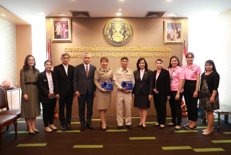 รมว. พม. มอบเกียรติ�