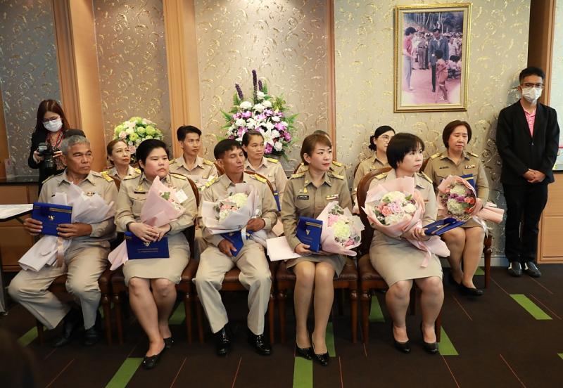 รมว. พม. มอบเกียรติ�