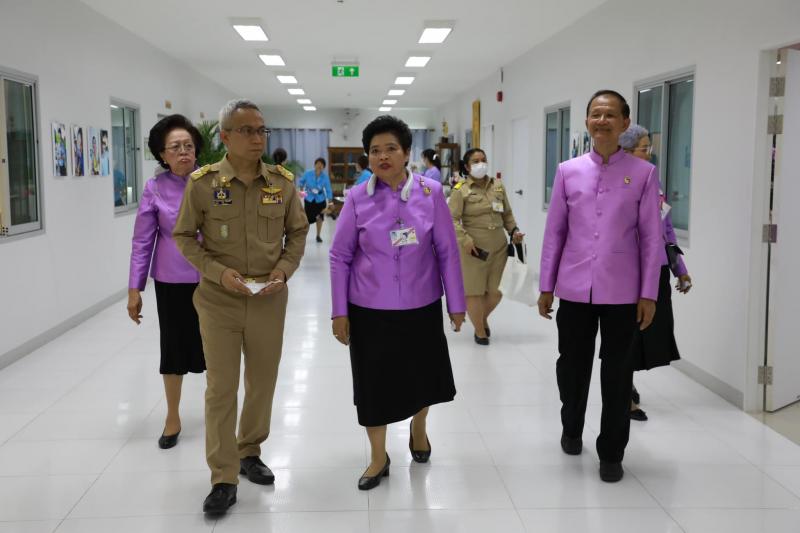 ปลัด พม. เข้ารับพร�