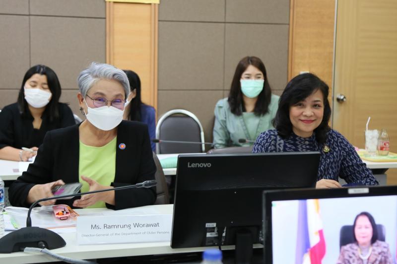 รมว. พม. พร้อมคณะผู�