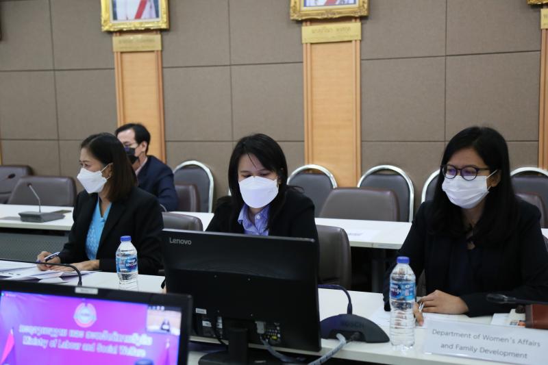 รมว. พม. พร้อมคณะผู�