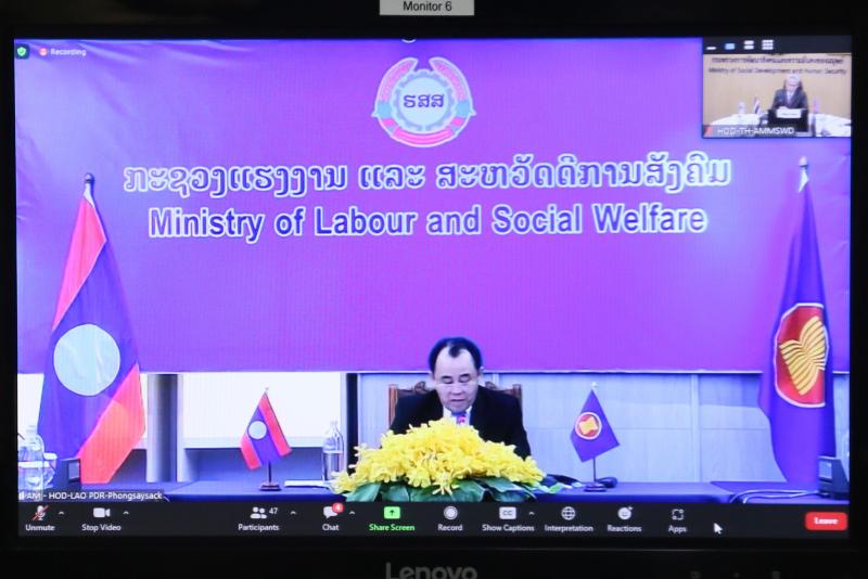 รมว. พม. พร้อมคณะผู�