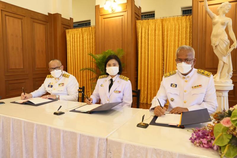 พม. ร่วมลงนามถวายพ