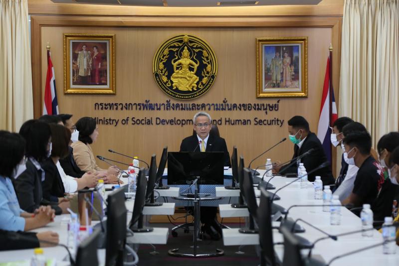 พม. ส่งมอบเงินช่วย