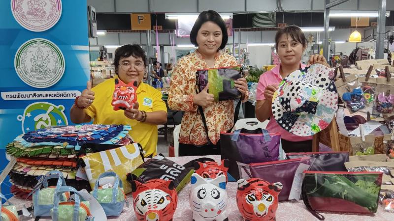 พม. เปิดตลาดสุขประ