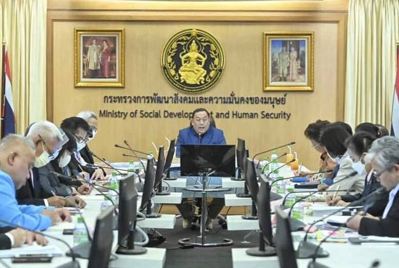 รมว. จุติ สั่ง พม. เ�
