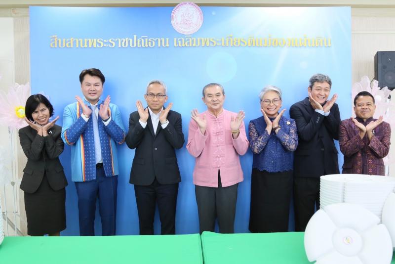 พม. รับมอบจานดอกลำ