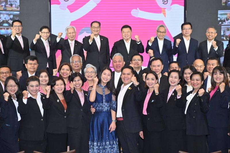 วราวุธ รมว.พม. มอบน�