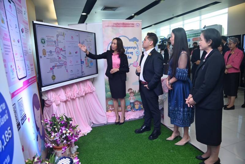 วราวุธ รมว.พม. มอบน�