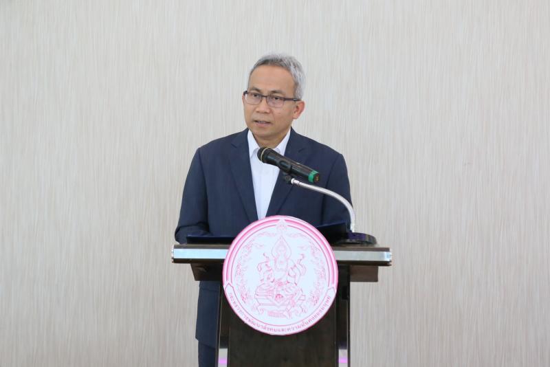 พม. รับมอบข้าวสาร �