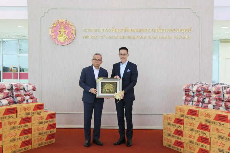 พม. รับมอบข้าวสาร �