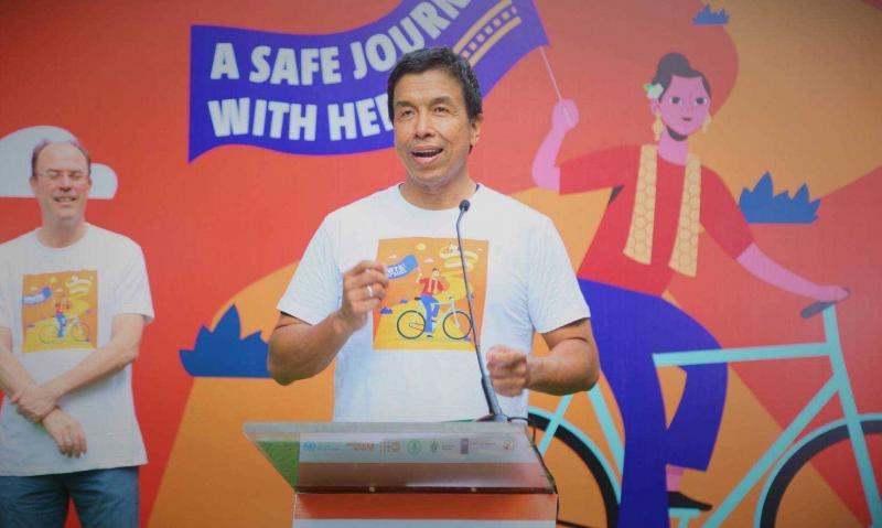 ปลัด พม. ร่วมปั่นจ�