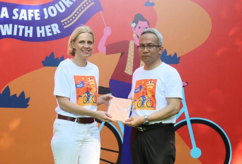 ปลัด พม. ร่วมปั่นจ�