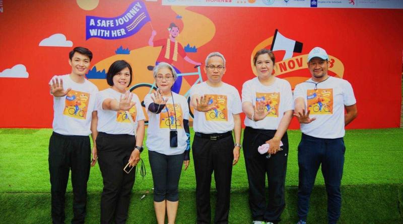 ปลัด พม. ร่วมปั่นจ�