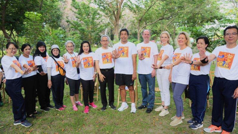 ปลัด พม. ร่วมปั่นจ�