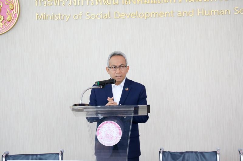 พม. รับมอบรถเข็นวี