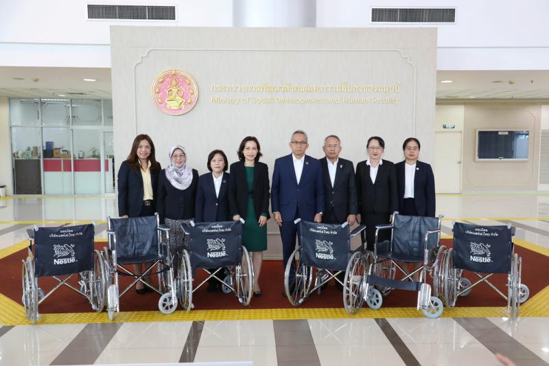 พม. รับมอบรถเข็นวี
