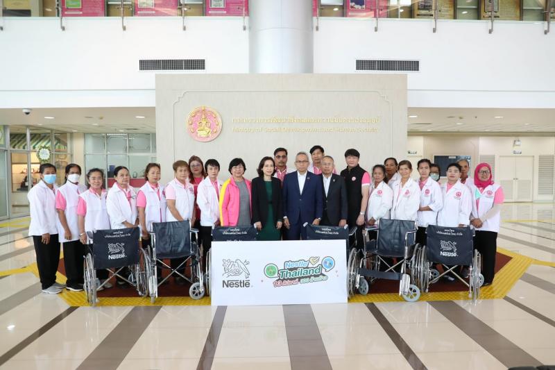 พม. รับมอบรถเข็นวี