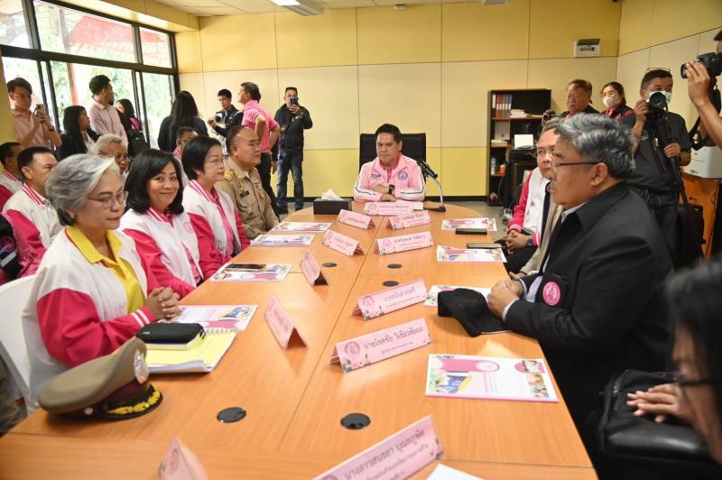 วราวุธ นำทีม พม. หน�