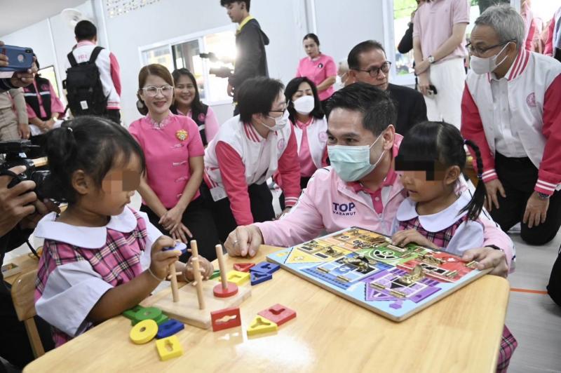 วราวุธ นำทีม พม. หน�