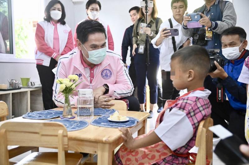 วราวุธ นำทีม พม. หน�