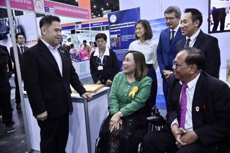 วราวุธ รมว.พม. เปิด�