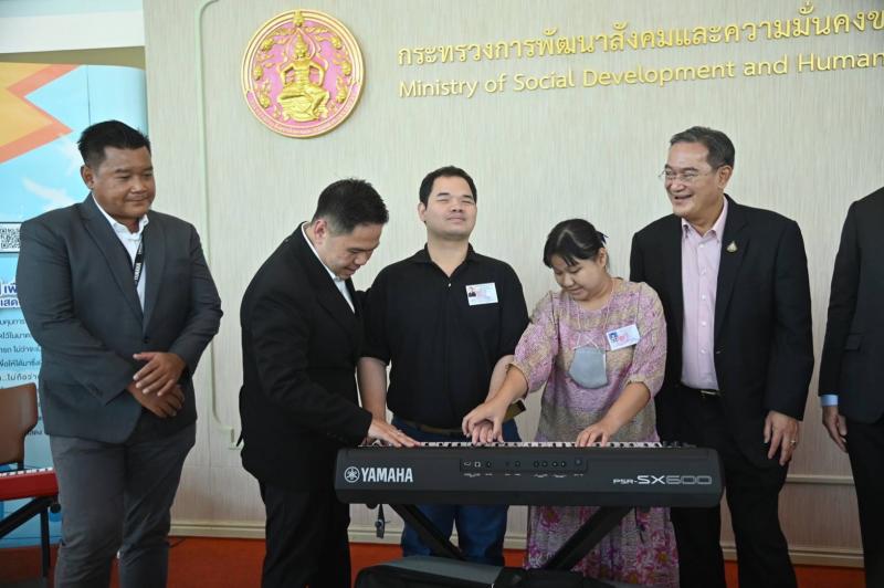 พม. รับมอบชุดเครื่