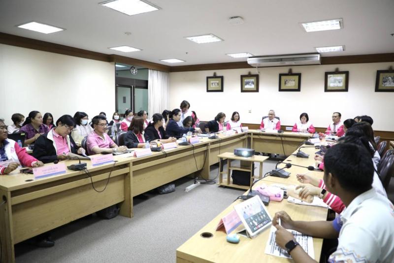 ปลัด พม. นั่งหัวโต�