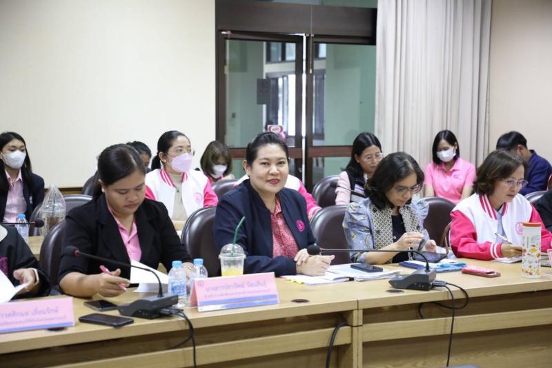 ปลัด พม. นั่งหัวโต�
