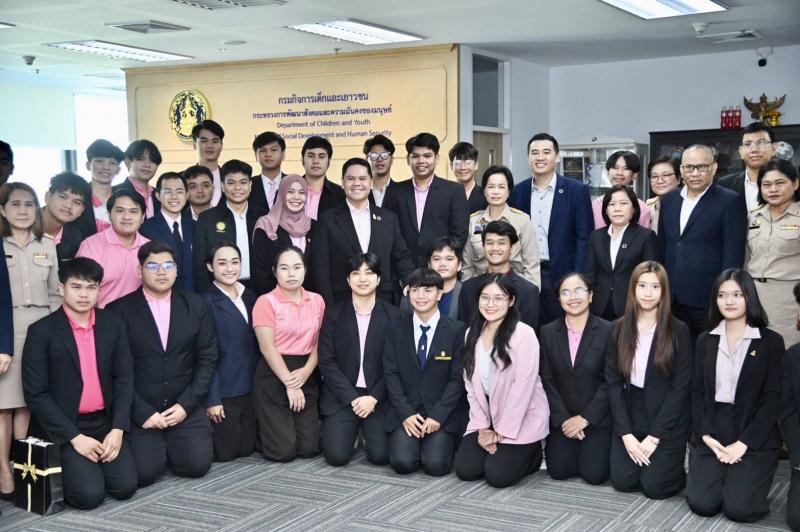 วราวุธ รมว.พม. ชื่น�