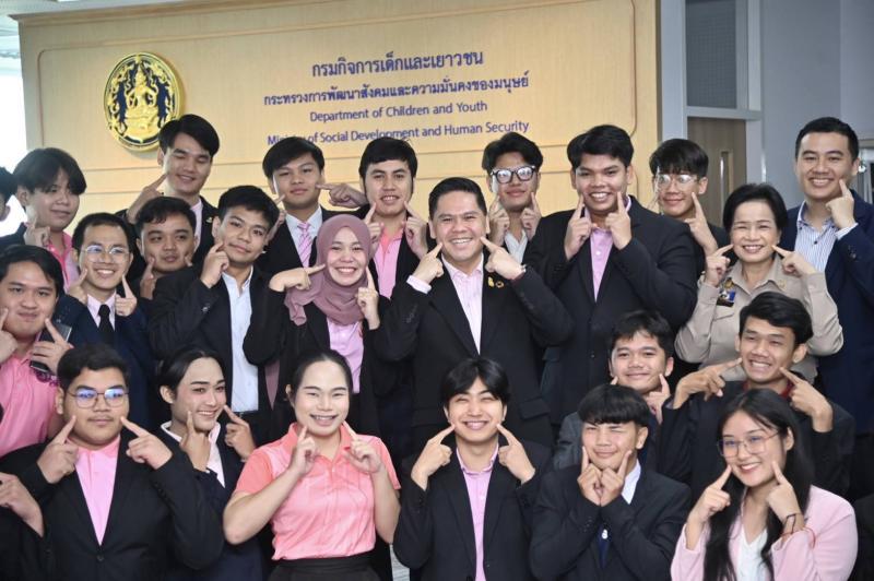 วราวุธ รมว.พม. ชื่น�
