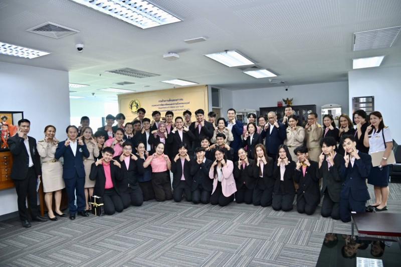 วราวุธ รมว.พม. ชื่น�