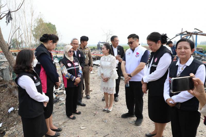 กัญจนา พร้อม พม. หน�