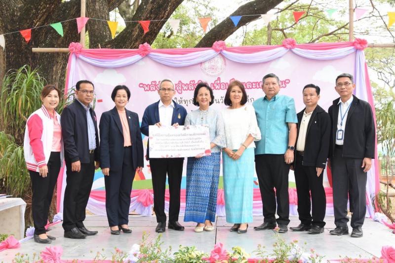 พม. รับมอบสิ่งของบ